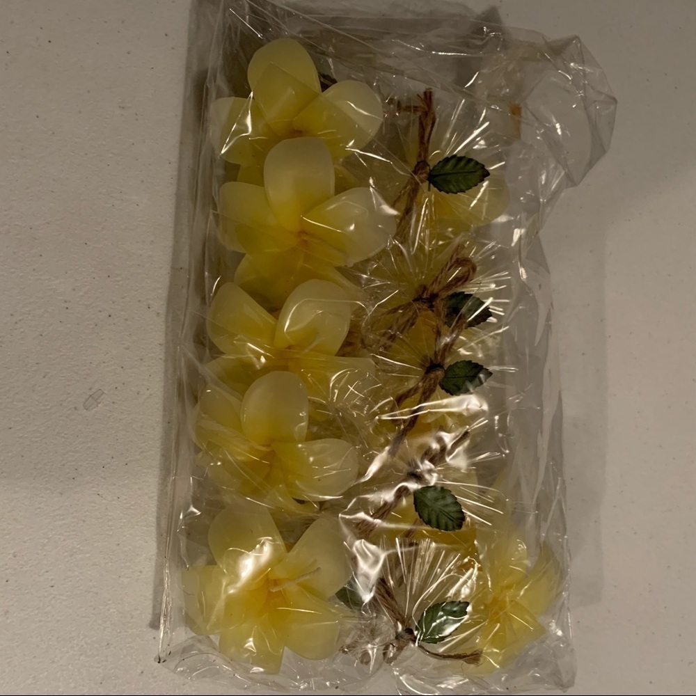 Floating yellow flower candles - Picture 2 of 5